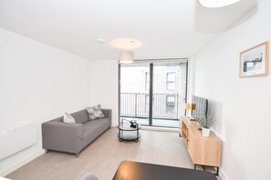 TV, offices - Stylish 1 Bed Apartment with Balcony in Manchester (Salford)