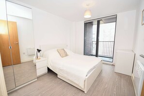 1 bedroom, iron/ironing board, WiFi, bed sheets - Stylish 1 Bed Apartment with Balcony in Manchester (Salford)