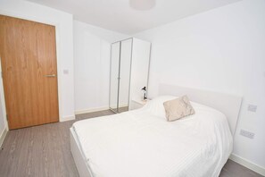 1 bedroom, iron/ironing board, WiFi, bed sheets - Stylish 1 Bed Apartment with Balcony in Manchester (Salford)
