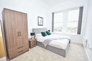 2 Schlafzimmer, Schreibtisch, Bügeleisen/Bügelbrett, WLAN