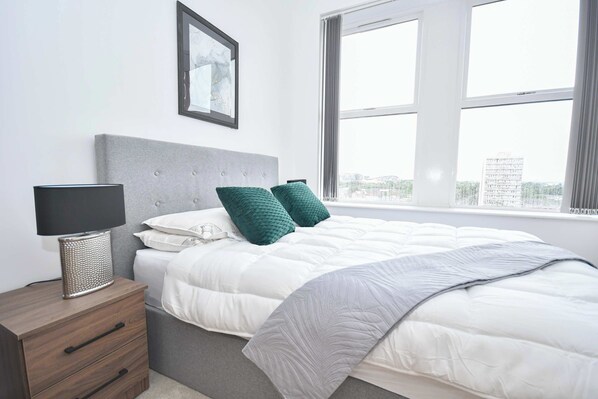 2 bedrooms, desk, iron/ironing board, WiFi