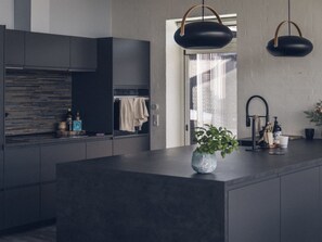 Fridge, microwave, dishwasher, cookware/dishes/utensils