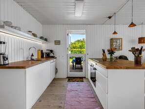 Refrigerador, microondas, lavavajillas y utensilios de cocina