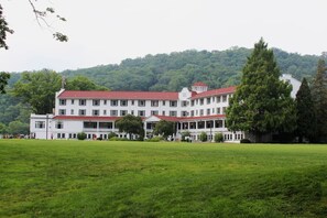 Exterior - Picturesque Escape | Perfect for Golf Enthusiasts & Outdoor Nature Lovers (East Stroudsburg)