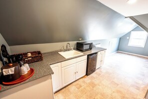 Fridge, coffee/tea maker