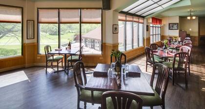 Escape to a Relaxing Room for a Perfect Pocono Adventure
