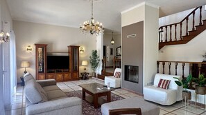 Fernseher, Kamin, Tischfußball