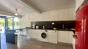 Een koelkast, een microgolfoven, een oven, een kookplaat