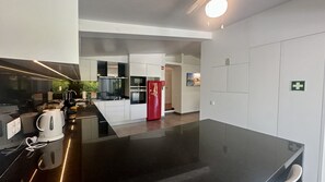 Een koelkast, een microgolfoven, een oven, een kookplaat