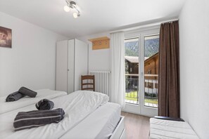 Iron/ironing board, travel crib, WiFi, bed sheets