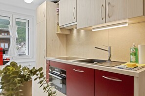 Jääkaappi, mikroaaltouuni, uuni, liesi