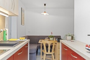 Een koelkast, een microgolfoven, een oven, een kookplaat