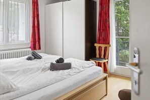 Iron/ironing board, travel crib, free WiFi, bed sheets