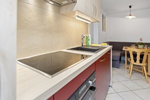 Een koelkast, een microgolfoven, een oven, een kookplaat