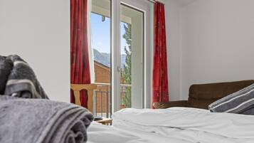 Een strijkplank/strijkijzer, reisbedje, gratis wifi, beddengoed