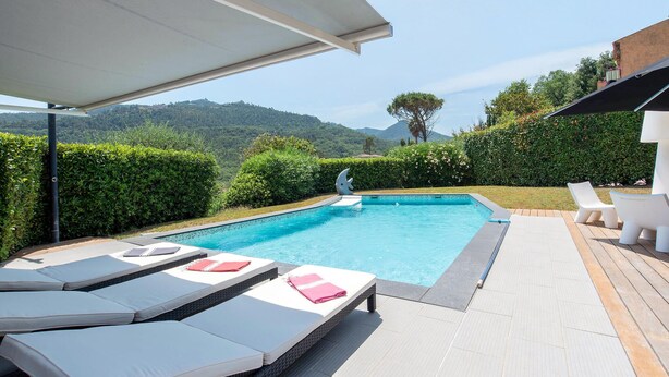 A swimming pool with lounge chairs and a pergola. - Gorgeous home in Les Adrets-de-l'Estére (les Adrets-de-l'Estére)