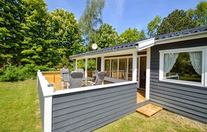A small, single-story cabin with a covered patio area. - 3 bedroom pet friendly home in Nakskov (Nakskov)