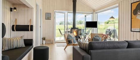 Smart TV, fireplace