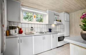 Fridge, microwave, oven, stovetop - 3 bedroom stunning home in Tarm (Tarm)