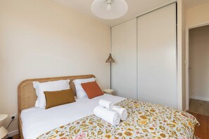 Apartment | 2 bedrooms, iron/ironing board, bed sheets