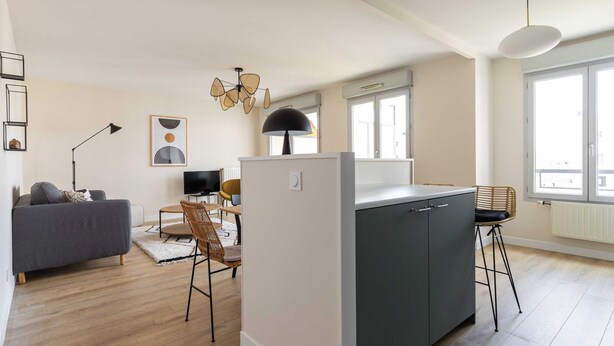 A modern apartment with a kitchen, dining area, and living room. - Dify Republique - Villeurbanne (Villeurbanne)