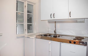 KĂŒhlschrank, Mikrowelle, Wasserkocher mit Kaffee-/Teezubehör