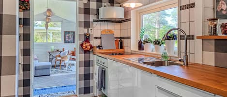 Fridge, oven, stovetop, coffee/tea maker