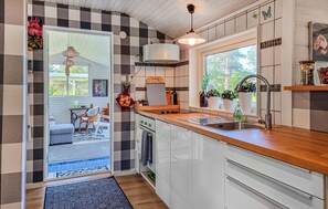 Fridge, oven, stovetop, coffee/tea maker