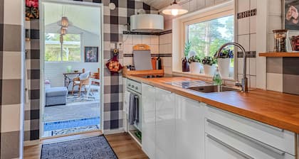 Amazing home in Höviksnäs with WiFi