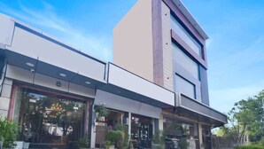 Ένα σύγχρονο κτίριο με ένα εντυπωσιακό κάθετο τμήμα και μια επίπεδη πρόσοψη.