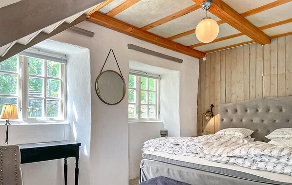 2 bedrooms, travel cot, free WiFi