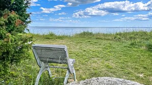 A bench in a grassy area with a view of the water. - Stunning home in Slite with WiFi (Slite)