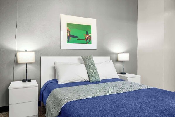 1 habitación, tabla de planchar con plancha y cuna de viaje 