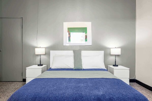 1 chambre, fer et planche à repasser, lit de bébé portatif
