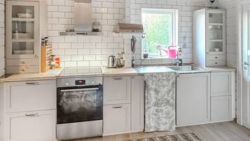 Kylskåp, spishäll, diskmaskin och kaffe- och tebryggare