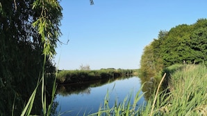 A calm river with dense greenery on both sides. - Spacious Family-Friendly Apartment with Garden in Ockholm (Ockholm)
