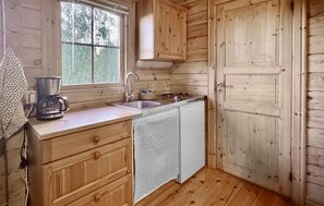 Refrigerador, parrilla de estufa y cafetera y tetera 