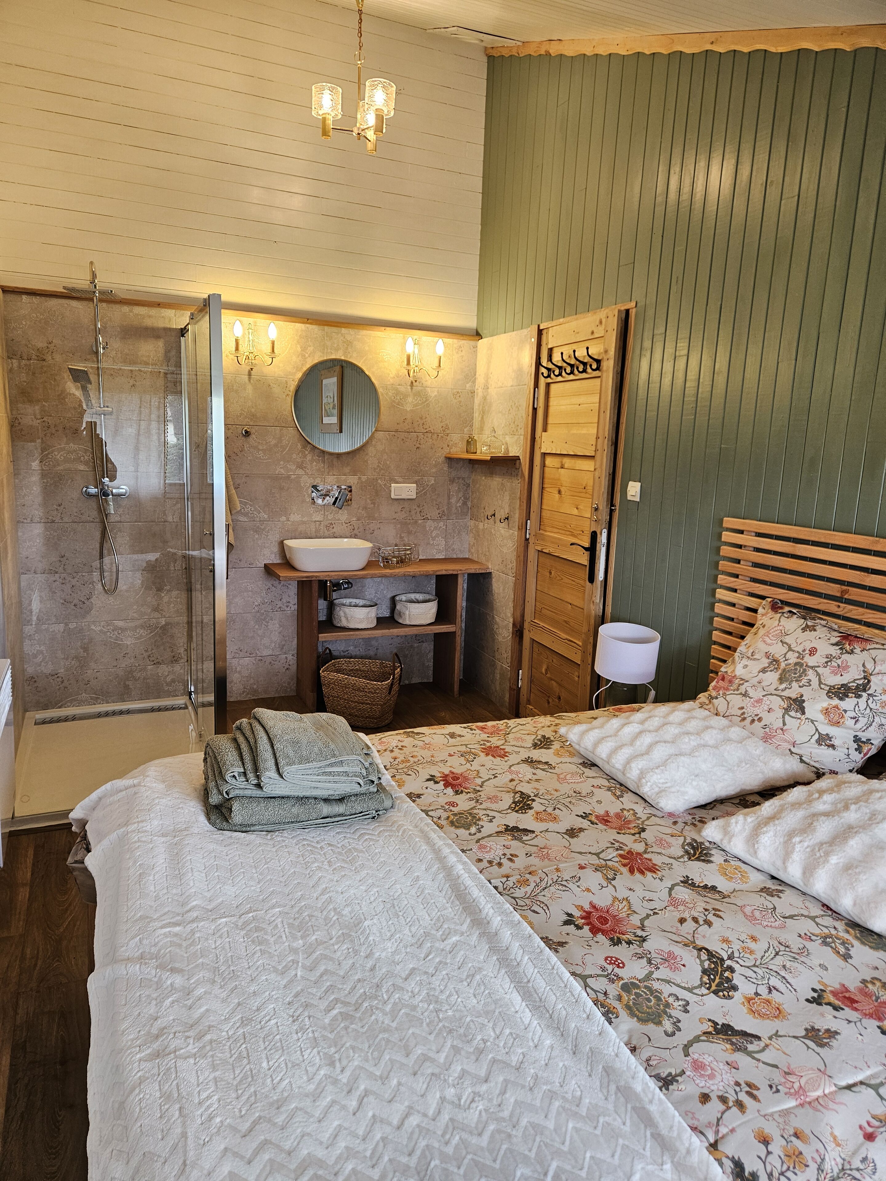 3 slaapkamers, een strijkplank/strijkijzer, wifi, beddengoed