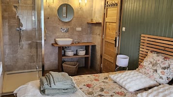 3 slaapkamers, een strijkplank/strijkijzer, wifi, beddengoed