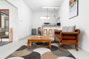 Villa, 2 Schlafzimmer, eigener Pool | Wohnbereich | 42-Zoll-LCD-Fernseher mit Satellitenempfang, Netflix, Streaming-Dienste