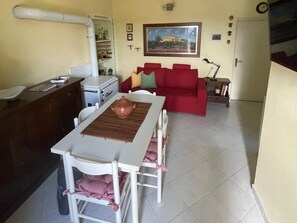 TV - Nido D'Arte, a studio apartment nestled in the silence of a medieval village in Maremma (Tirli)