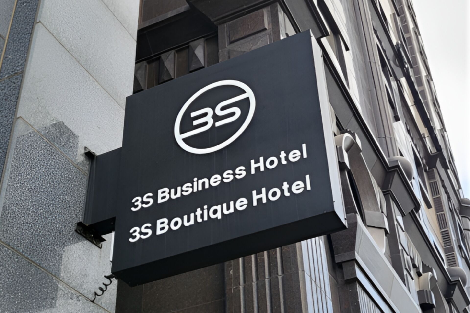 A sign for the 35 Business Hotel.