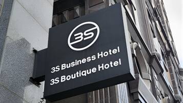 A sign for the 35 Business Hotel.