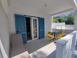 تناول الطعام بالخارج