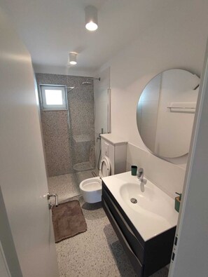 Douche, serviettes fournies, savon, papier de toilette