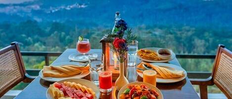 Desayuno con opciones de la cocina local incluido todos los días