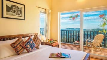Habitación básica, balcón, vistas a la montaña | Caja fuerte, tabla de planchar con plancha, wifi gratis
