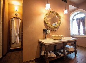 Deluxe Tek Büyük Yataklı Oda | Banyo | Ücretsiz banyo/kozmetik ürünleri, saç kurutma makinesi, terlik, bide 