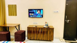 Desk, laptop workspace, soundproofing, free WiFi - Hotel Kush Palace (Ujjain)
