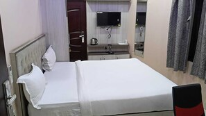 Iron/ironing board, free WiFi, bed sheets